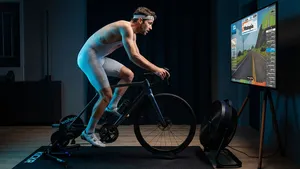 Wielrenner op Zwift draagt een specifieke, lichtgewicht fietsbroek voor indoor fietsen voor maximaal comfort tijdens zijn training.