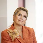 Modekoningin Máxima over pied-de-poule, ruitjes en beige broches