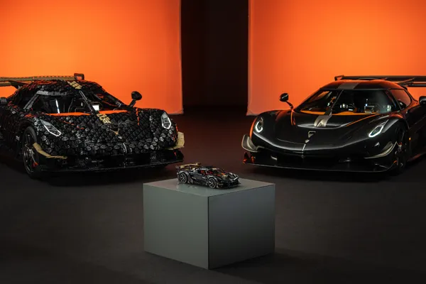 De levensgrote LEGO Technic Koenigsegg Sadair’s Spear, de 1:8-bouwset en de echte hypercar naast elkaar.