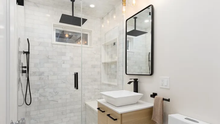 Deze 7 simpele trucs laten je douche weer laat stralen als vanouds