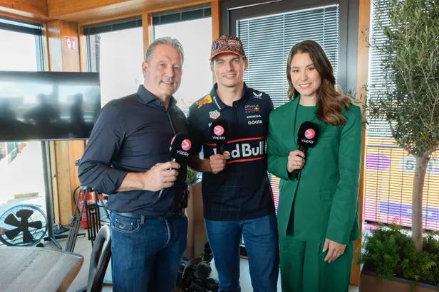 F1-presentatrice Amber Brantsen met coureur Max Verstappen.