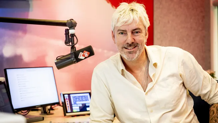 Ruud de Wild in de studio van Radio 2