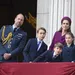 Foto van William, Kate, George, Louis en Charlotte op het balkon van Buckingham Palace bij VE Day 2025.