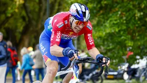 danny van poppel, een van de renners die al aan het begin van het wielerseizoen in actie komen, in volle actie