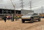 Elon Musk laat Tesla Cybertruck los bij Gigafactory Texas
