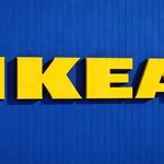 Foto van geel IKEA logo aan blauwe muur.