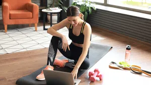 Vrouw doet thuis een work-out op de mat