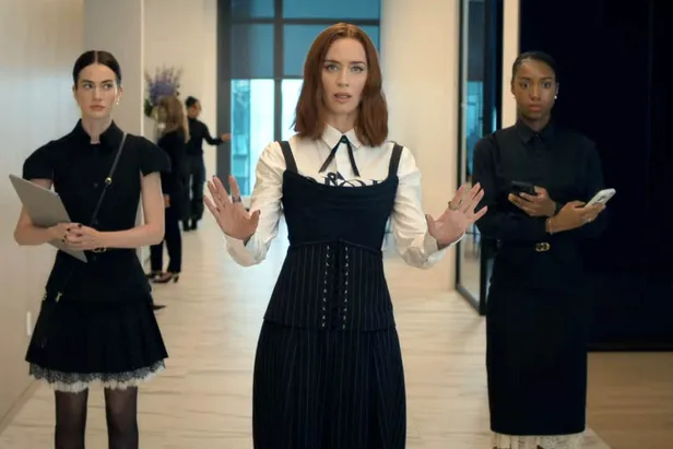 In The Devil Wears Prada 2 heeft Emily een hoge functie bij Dior. We zien Miranda's voormalige assistente dan ook in volop looks van het Franse label. 