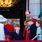 Foto van de Britse royals op het paleis van Buckingham Palace bij Trooping the Colour 2025.