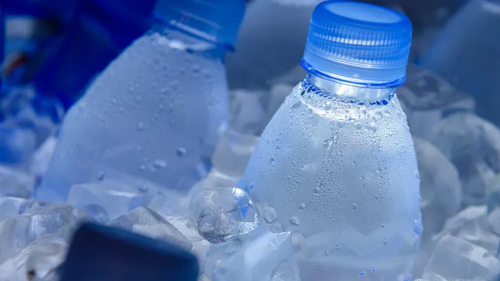 IJskoude waterflessen tegen de hitte