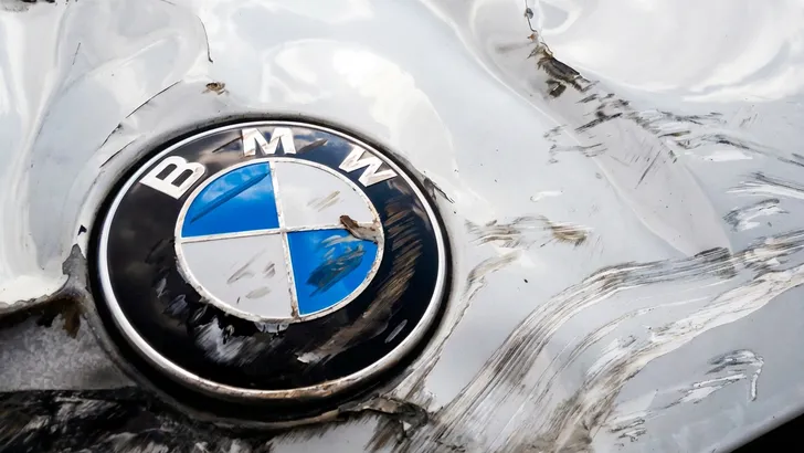 BMW-rijders crashen in Zwolle, vluchten en maken daarna de fout van hun leven