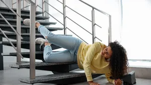 Vrouw die van de trap afkukelt