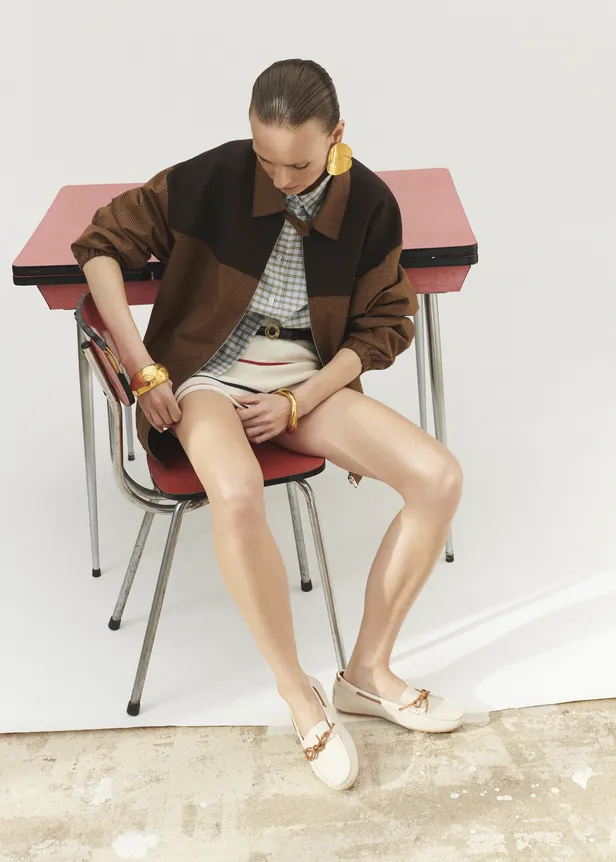 Jasje en overhemd: Miu Miu | Mesh shorts: Brunello Cucinelli | Oorbel: ‘Eucalyptus’ Mara Paris | Armbanden: Sézane | Leren mocassins: Geox | Leren riem: Celine