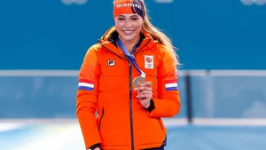 Jutta Leerdam met haar gouden medaille op de Olympische Spelen in Milaan