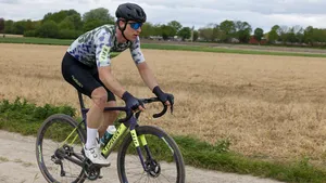 ivar slik rijdt over een onverharde weg