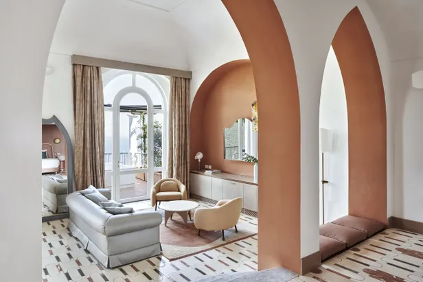 De 5 leukste roze hotels: een suite in het Palazzo Avino, Italië.