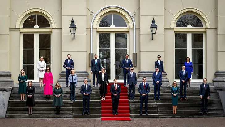 Koning beëdigt nieuw kabinet, bordesfoto coronaproof