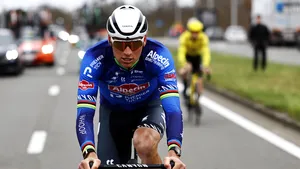 Mathieu van der Poel zit geconcentreerd op zijn fiets.