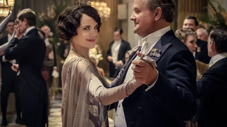 DOWNTON ABBEY (2019) - ELIZABETH MCGOVERN  - HUGH BONNEVILLE.