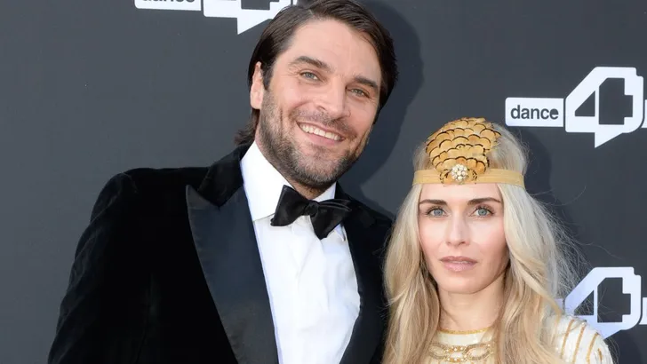 Xander en Sophie de Buisonjé verwelkomen dochtertje en dit is de eerste foto