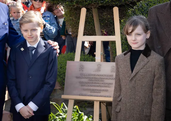 Prins Jacques en prinses Gabriella poseren bij het plakkaat met hun ouders.