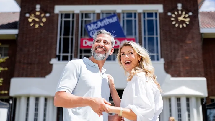 Shoptip: bezoek de Late Night Shopping dagen van Designer Dutlet Roermond – Foto van man en vrouw voor McArthur Glen Designer Outlet in Roermond.
