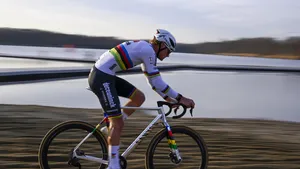 Mathieu van der Poel rijdt solo in de regenboogtrui tijdens een cross