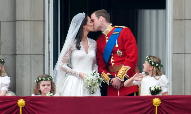 Kate en William kussen op balkon