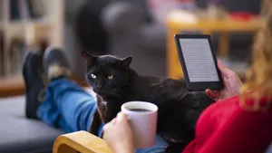 vrouw lezen e-book poes