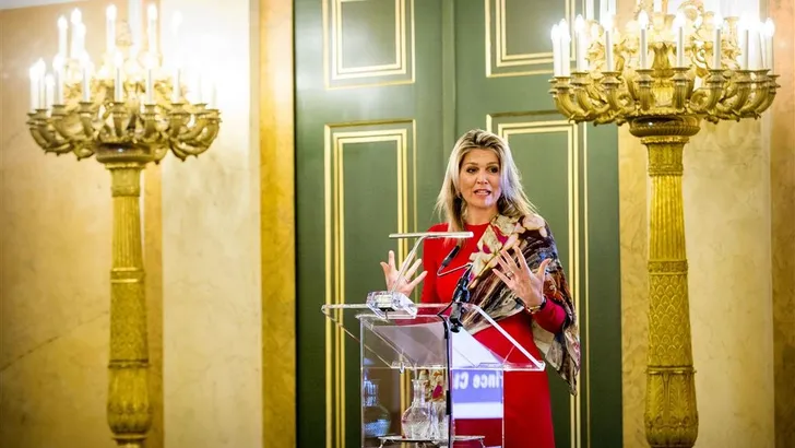 Máxima in magnifiek rood bij jubileum Prins Claus Leerstoel