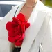 Stijlvolle vrouw met statement accessoire.