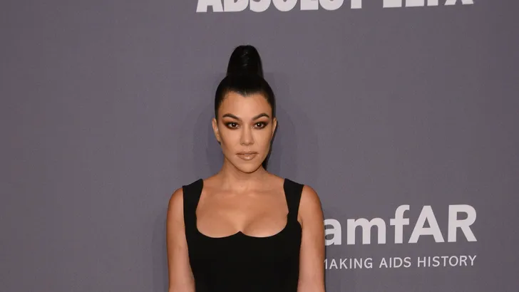 Kourtney Kardashian onherkenbaar door platina blonde coupe