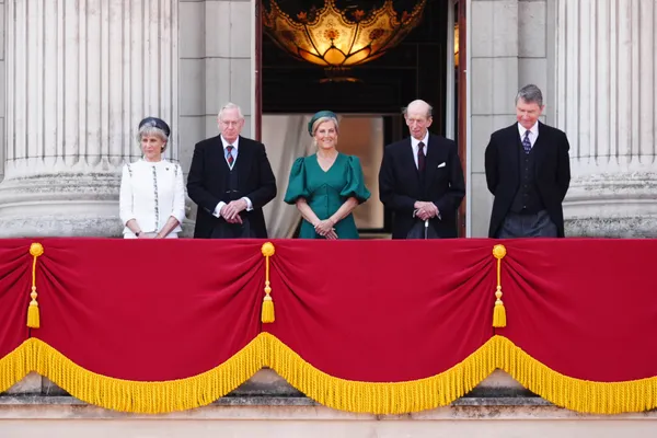 De hertogin en hertog van Gloucester, hertogin van Edinburgh, hertog van Kent en Sir Timothy Laurence op het balkon.