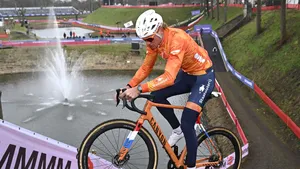Mathieu van der Poel gaat van start als grote favoriet op het WK! Het zou zomaar na de tweede bocht al over kunnen zijn! Hoe dat zit? Eli Iserbyt legt het uit.