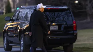 Trump gaat los in Ford-fabriek: middelvinger en 'F*ck you' naar medewerker