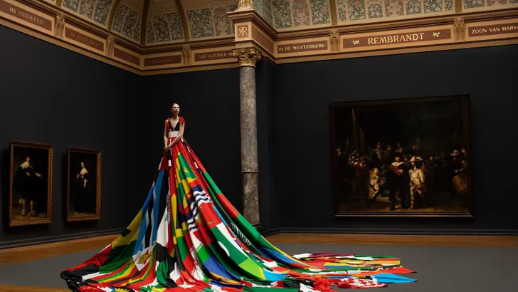 Deze jurk maakt een krachtig statement voor homoseksualiteit 