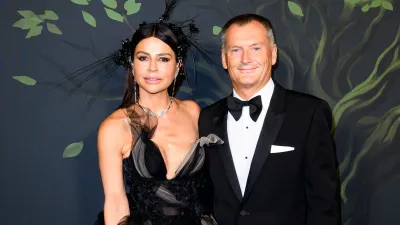 Olcay Gulsen stapt in het huwelijksbootje met haar grote liefde Eelko van Kooten. Wat weten we over de droombruiloft aan de kust?
