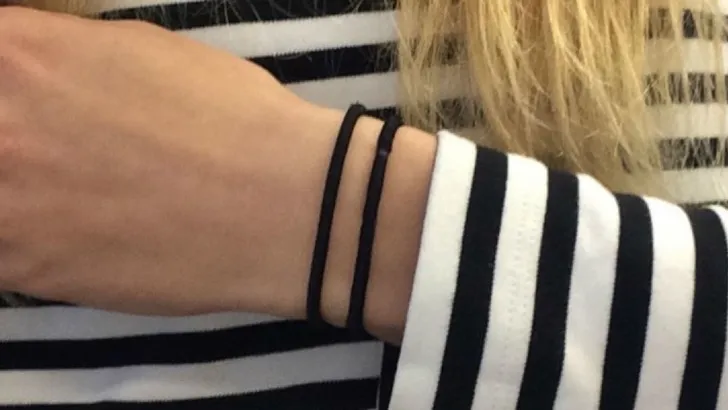 Waarom je nooit je elastiekje om je pols moet doen