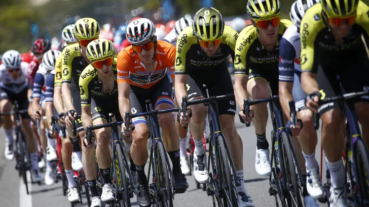 'Renners Mitchelton-Scott moeten salaris inleveren'
