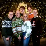 Kerst met de Bauers - foto van de familie Bauer in kersttruien met Frans en Mariska Bauer en zoons Jan, Frans jr. en Lucas.