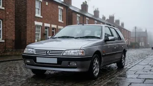 Britse man bouwt oude Peugeot 405 om tot 'Pugmarine' om overstromingen te trotseren