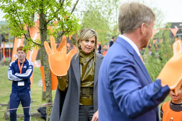Uhh, Majesteit, wat moet dat met die middelvinger?