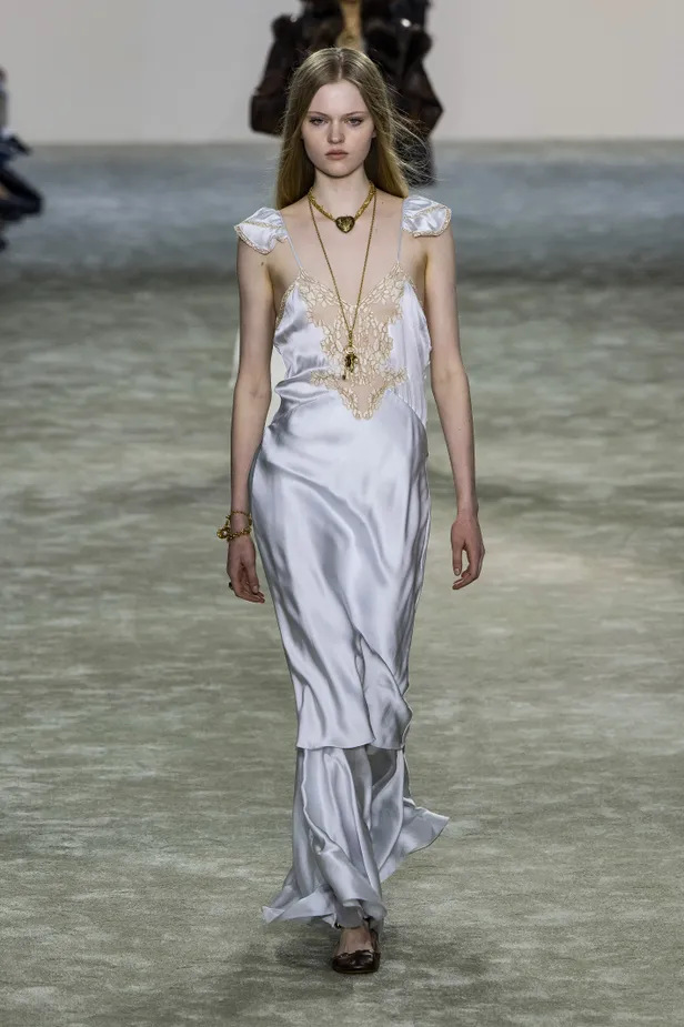De lace slip dress heeft wat romantisch (Chloé)