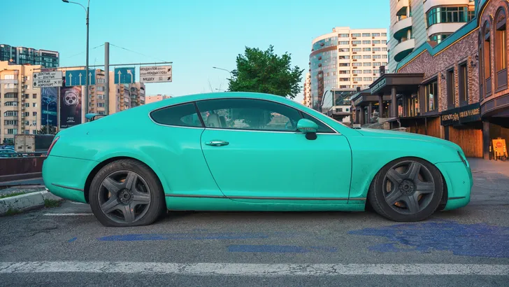 Britse autohandelaar koopt Bentley Continental GT voor 5.800 euro en stuit op enorme schadepost