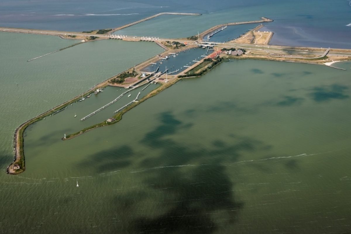 Sluizen Kornwerderzand 24 uur gestremd
