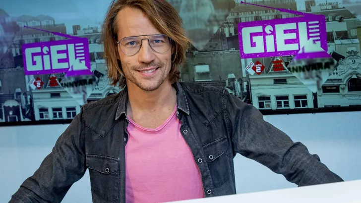 Portret Giel Beelen in de studio van Radio 2