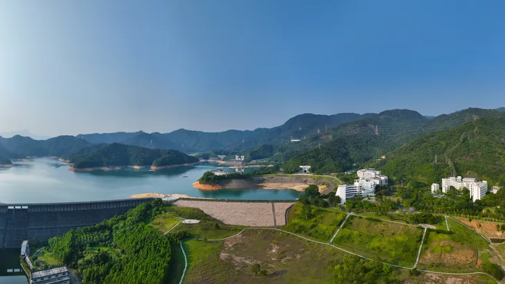 China bouwt gigantische waterbatterijen in de bergen om zijn stroomnet stabiel te houden