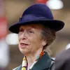 Zien: prinses Anne is dol op deze jas van wijlen koningin Elizabeth | Nouveau