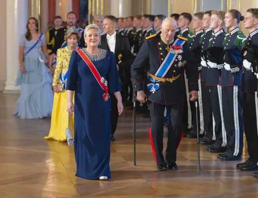 Koning Harald maakt z'n opwachting naast de IJslandse president.