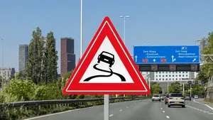 Dit ‘zomerijs’ kan wegen midden in de zomer plotseling spekglad maken